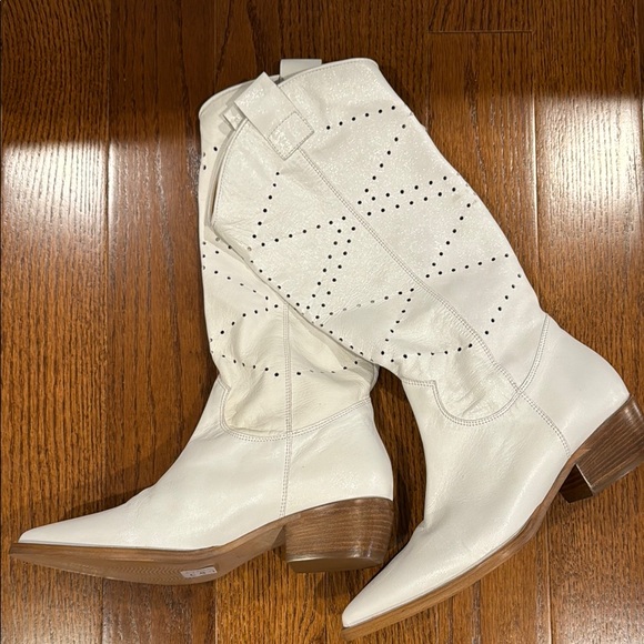 White Heeled Boots with Eyelet Perforated Pattern - Picture 3 of 10